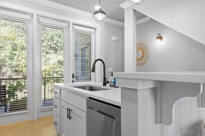 Fridge, microwave, oven, stovetop - Luxurious, Pet-friendly Home in Amazing Location (Chattanooga)