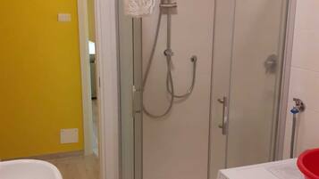 Ducha, secador de pelo, bidé y toallas