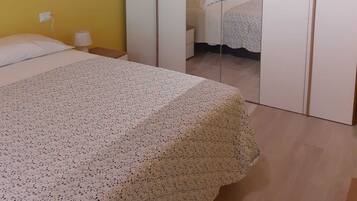 2 dormitorios, tabla de planchar con plancha, wifi gratis y ropa de cama