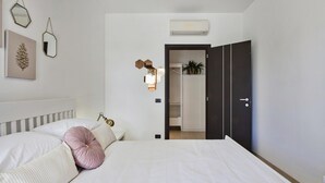 Ein Schlafzimmer mit Bett, Nachttisch und Kleiderschrank.