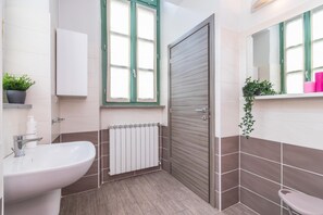 House - Housing Giulia -one Bedroom Apt by Wonderful Italy (Turin)