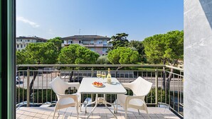 A balcony with a table set for two, two chairs, and a bottle of wine. - Residenza Miralago - 10 Lavinia - Locazione BK (Desenzano del Garda)