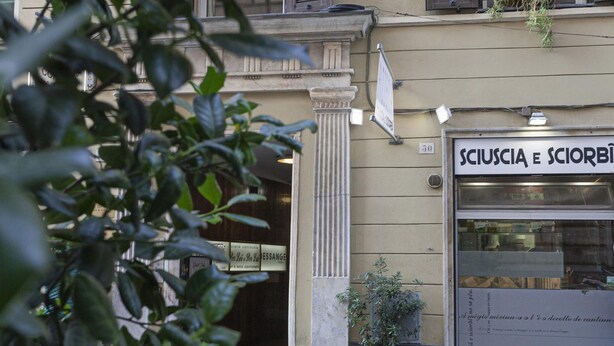 A building facade with a sign reading "SCIUSCIA E SCIORBÌ". - Elegant Studio in the City Center by Wonderful Italy (Genoa)