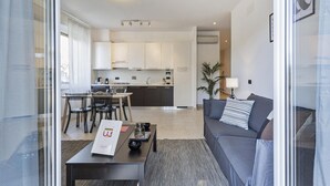 A modern apartment with a dining area, kitchen, and living room. - Shelley Apartments - Tree by Wonderful Italy (Genoa)