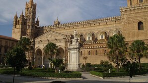 Un bâtiment historique à l’architecture complexe, caractérisé par un dôme imposant et de nombreuses tours.