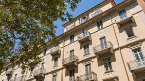 Un immeuble à plusieurs étages doté de balcons et de fenêtres.