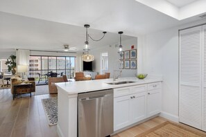 Private kitchen - 3 Bedroom Penthouse with Stunning Sunset Views of Blackburn Bay! (Osprey)