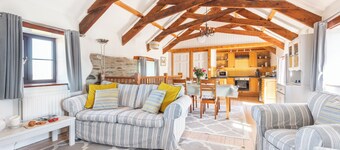 Hendra Barn - Traditional Converted Barn