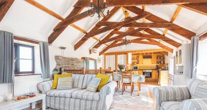 Hendra Barn - Traditional Converted Barn