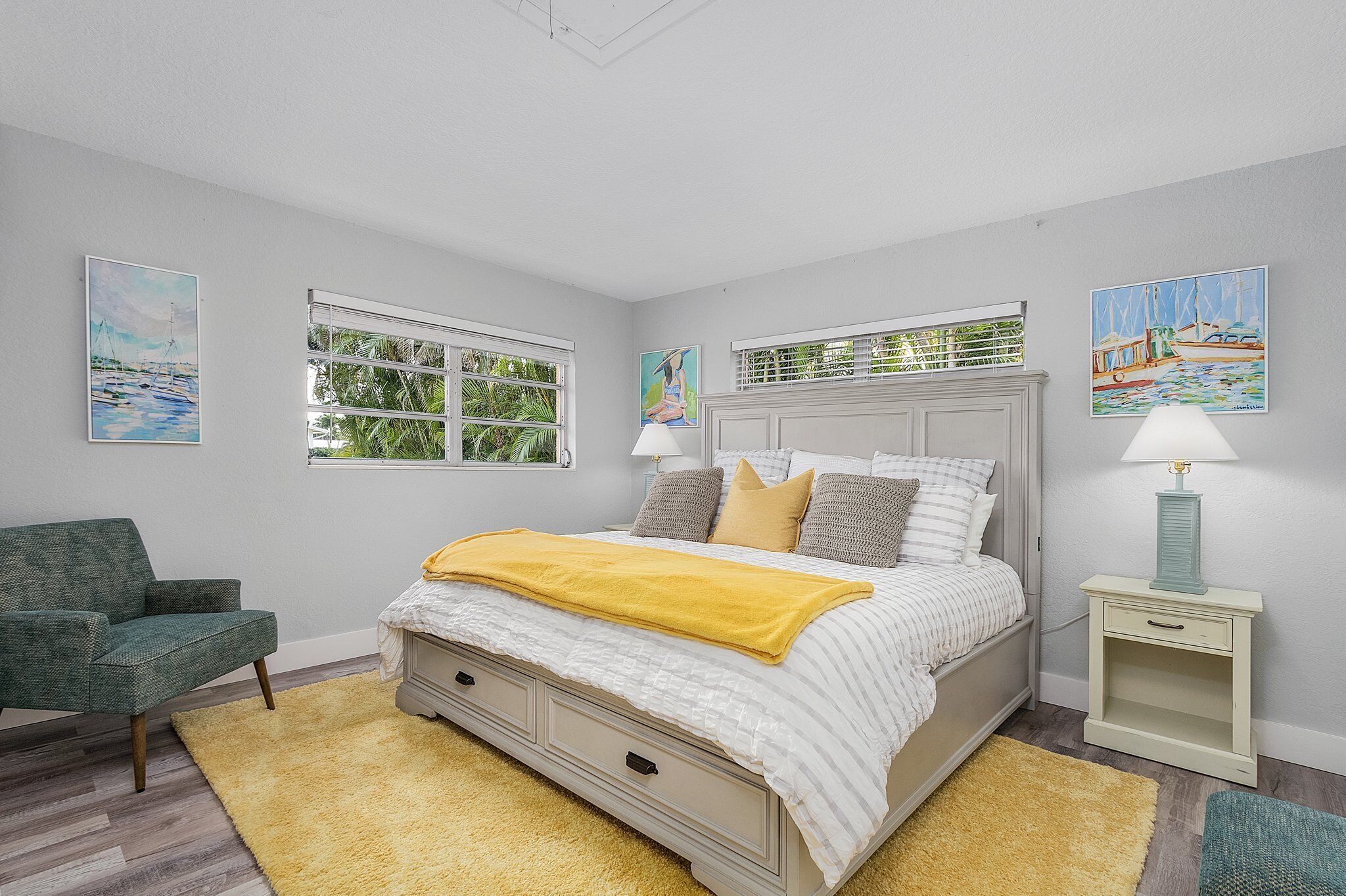 5 dormitorios, tabla de planchar con plancha, cuna de viaje