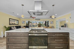 Fridge, microwave, oven, stovetop - Your Finest Vacation! (Cape Coral)