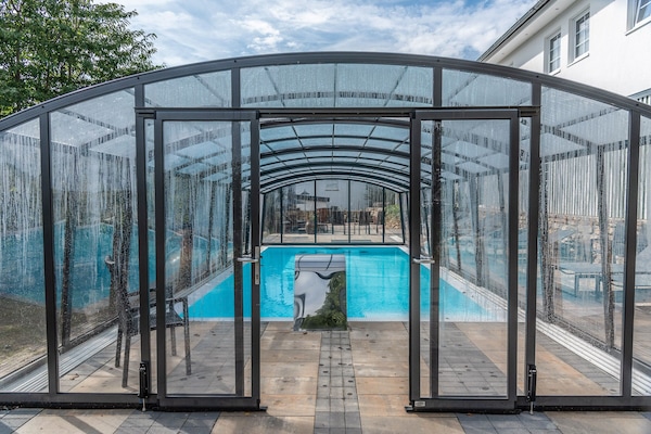 Een binnenzwembad, een seizoensgebonden buitenzwembad en ligstoelen