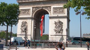 A large stone arch monument with intricate carvings and a flag. - Paris15 Balcony Parking, 1bedroom, sleeps 4 (Issy-les-Moulineaux)