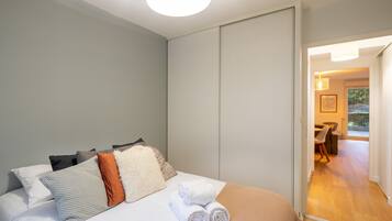 2 bedrooms, iron/ironing board, free WiFi, bed sheets