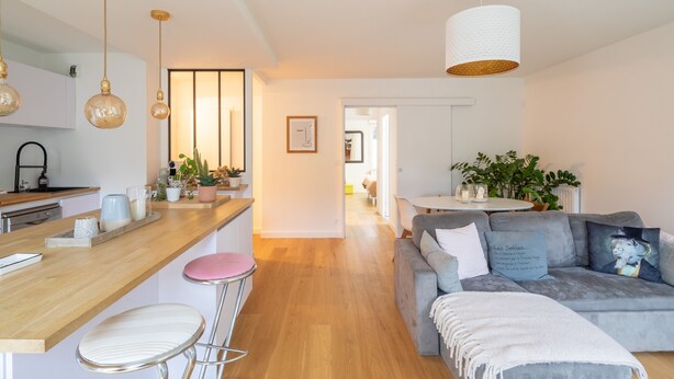 Un espace de vie moderne comprenant une cuisine, un coin repas et un coin salon.