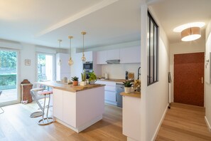 Een koelkast, een microgolfoven, een oven, een vaatwasser