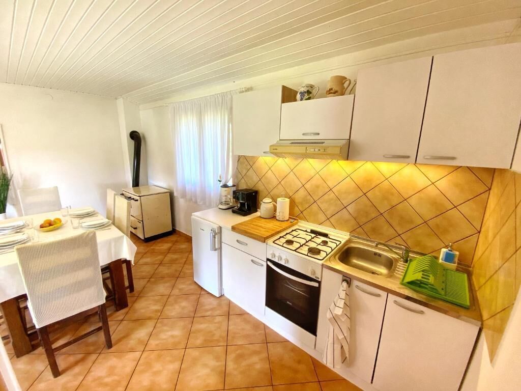 Fridge, oven, stovetop, coffee/tea maker