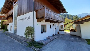 Un edificio con un cartel que dice "HAUS KRISTALL" y un balcón de madera.