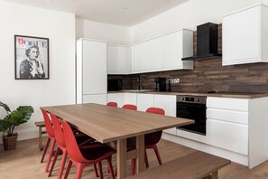 Appartement Luxe | Cuisine privée | Grand réfrigérateur, micro-ondes, four, plaque de cuisson