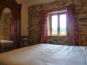 3 bedrooms, Egyptian cotton sheets, iron/ironing board, travel cot