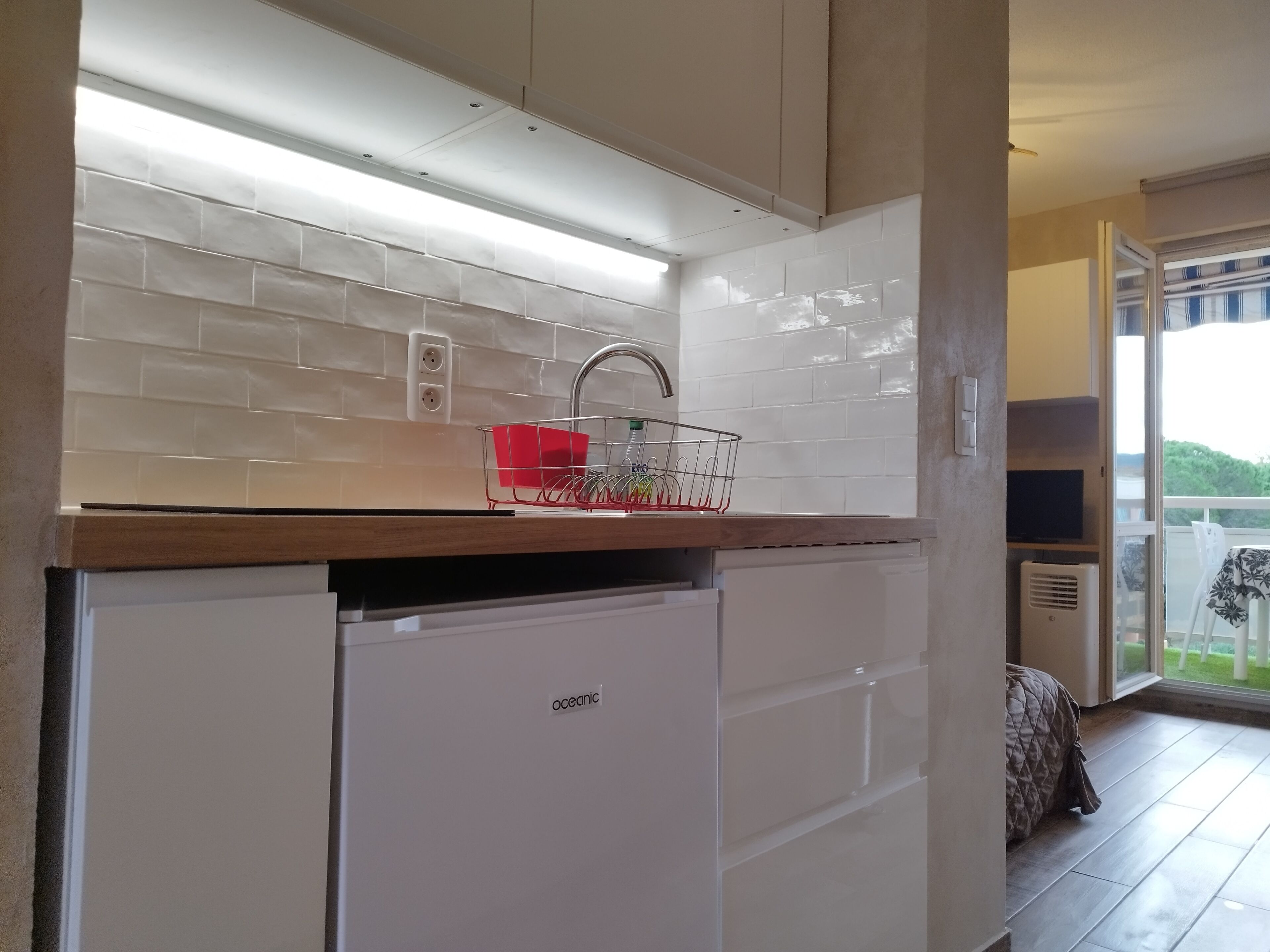 Réfrigérateur, micro-ondes, plaque de cuisson, cafetière/bouilloire