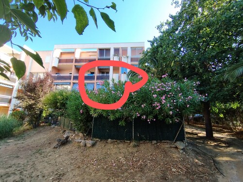 Apartment with terrace and garden view, 8 minutes walk from the beach