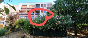 Apartment with terrace and garden view, 8 minutes walk from the beach