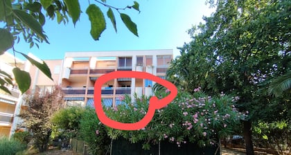 Apartment with terrace and garden view, 8 minutes walk from the beach