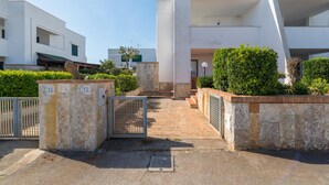 A modern building with a central staircase leading to a covered entrance. - White Sea - Villetta Ariel (Carovigno)