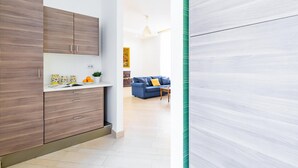 Une cuisine moderne avec des meubles en bois et un plan de travail blanc.