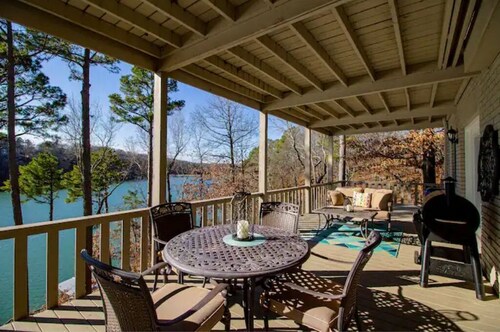 Fantastic Lake View!  Has a king bed or a twin bed set up, your choice.