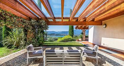 Villa Vittoria con Piscina e Vista Lago by Wonderful Italy