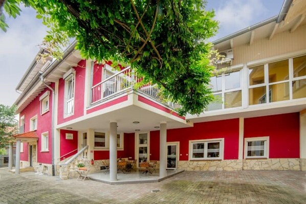 المنشأة من الخارج