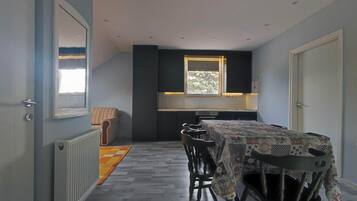 JÀÀkaappi, mikroaaltouuni, uuni, liesi