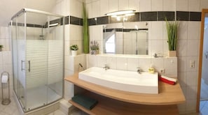 Dusche, Haartrockner, Handtücher, Seife