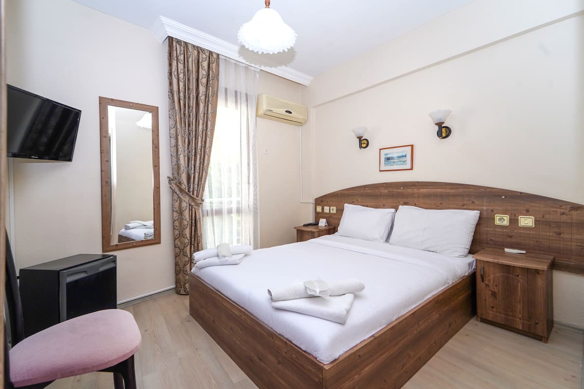 Standard Double Room | Iron/ironing board, free WiFi, bed sheets