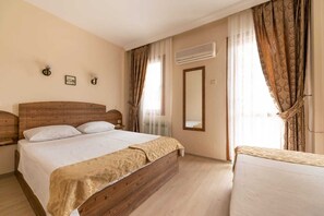 Family Room | Iron/ironing board, free WiFi, bed sheets - Limon Otel  (Foça)