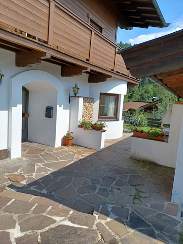 Well-equipped vacation apartment with fireplace for 8 (+2) people