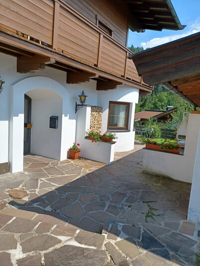 Well-equipped vacation apartment with fireplace for 8 (+2) people