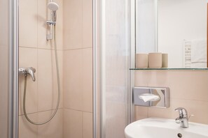 Shower, hair dryer, towels - Boxi Studios Berlin S (Berlin)