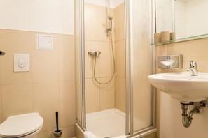 Shower, hair dryer, towels - Boxi Studios Berlin S (Berlin)