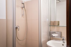 Shower, hair dryer, towels - Boxi Studios Berlin S (Berlin)