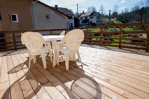 Outdoor dining - Apartment among the fir trees (Moussey)
