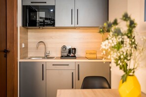 Réfrigérateur, micro-ondes, cafetière/bouilloire, chaise haute