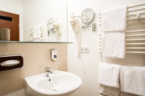 Douche, sèche-cheveux, serviettes fournies