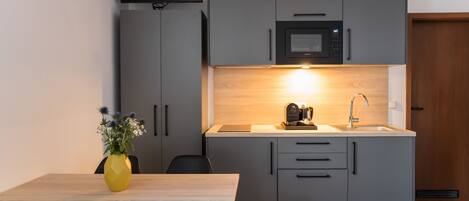 Refrigerador, microondas, lavavajillas y cafetera y tetera