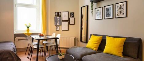 Una televisión, una oficina