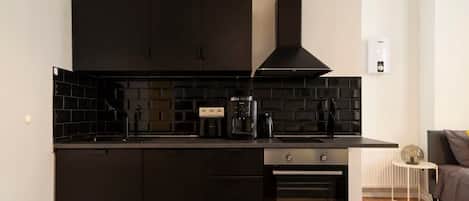 ثلاجة، فرن، موقد طهي مسطح، غسالة أطباق