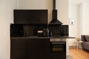 Fridge, oven, stovetop, dishwasher - Lovely Apartment in the near of Kudamm (Berlin)