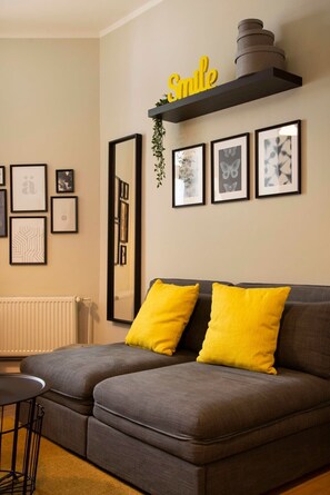 TV, offices - Lovely Apartment in the near of Kudamm (Berlin)